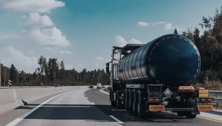 Road tank cistern in transit